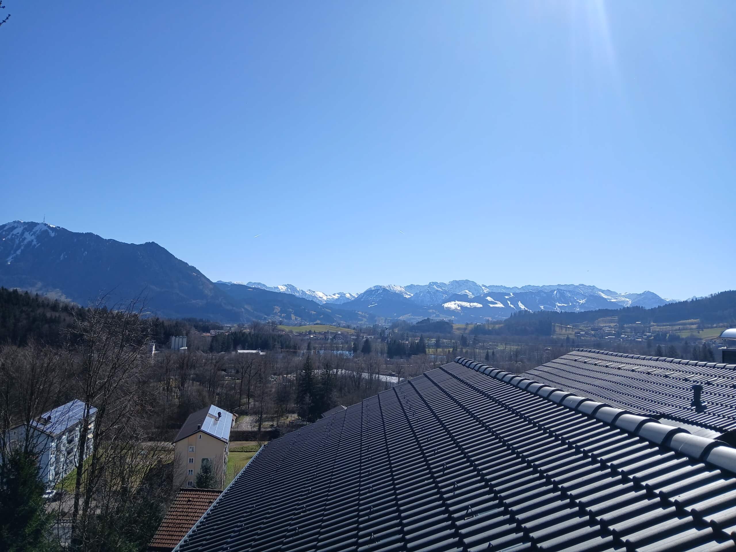 Balkon einer Neubauwohnung in Immenstadt mit Blick auf das Allgäuer Bergpanorama.