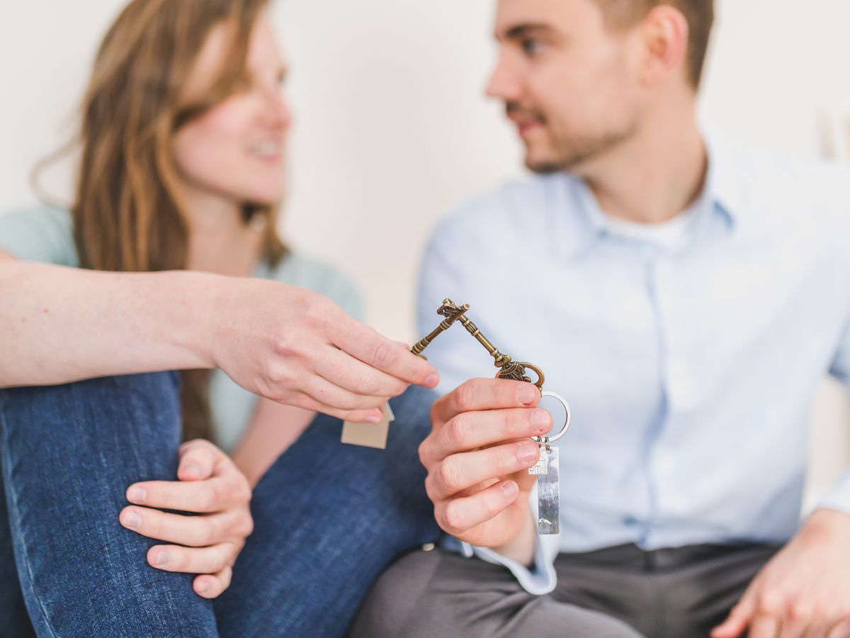 Verkauf: Schlüsselübergabe beim Immobilienkauf.
